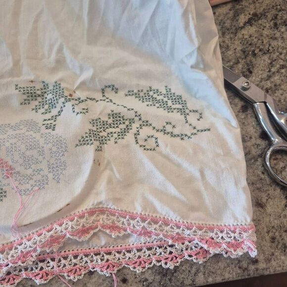 Pillowcases (2), White Cotton, Vintage Pink Variegated Crochet Cross Stitch Star - Picture 7 of 14